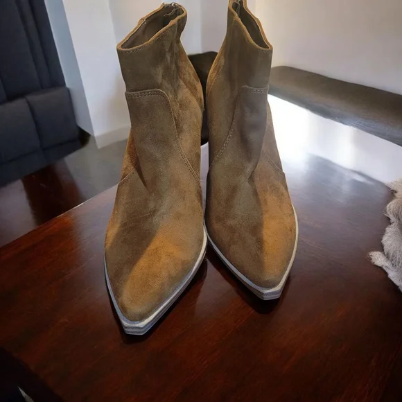 Steve Madden Suxe Tan Faux Suede Block Heel Ankle Booties Size 10 NWOT - Picture 2 of 3